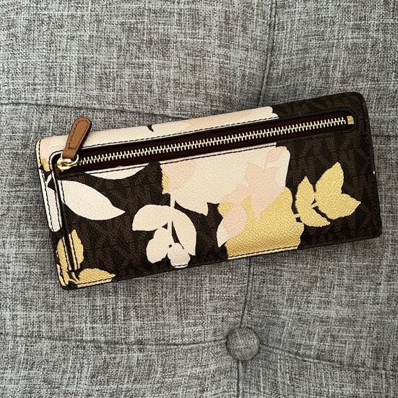 Michael Kors slim signature wallet w/floral design. - Picture 2 of 7